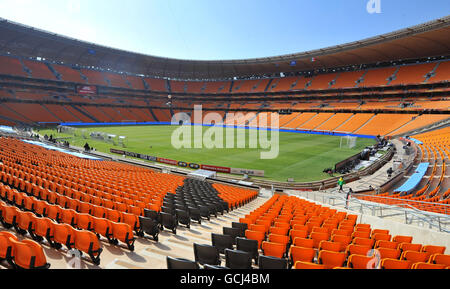 Die letzten Vorbereitungen für den Platz vor dem Eröffnungsspiel der Weltmeisterschaft im Soccer City Stadium in Johannesburg, Südafrika, sind getroffen. Stockfoto