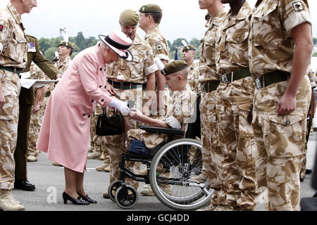 Die britische Königin Elizabeth II. Überreicht Shaun Stocker, 19, eine Kampagnenmedaille aus Wrexham vom 1. Bataillon Royal Welsh, während des Drumhead Service von Thanksgiving, um die Rückkehr des 1. Bataillons Royal Welsh von Operationen in Afghanistan im Chester Racecourse, Chester, zu markieren. Stockfoto