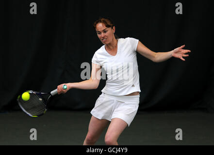 Tennis - The Nottingham Masters 2010 - Tag 1 - Nottingham Tennis Center. Die Schweizer Martina Hingis in Aktion während ihres Spiels mit der australischen Monika Wejnert Stockfoto