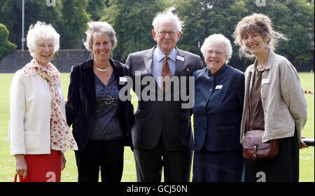 (Von links nach rechts) Margaret Mather, Angela Lyall, Peter Mather, Sheila Jeffrey und Susan Peterson, die während einer Zeremonie im Fettes Polizeihauptquartier in Edinburgh einen Verdienstpreis von Lothian und der Borders Police erhielten, nachdem sie einen Posträuber in Angriff genommen und eine 7 Meilen lange Verfolgung unternommen hatten. Stockfoto