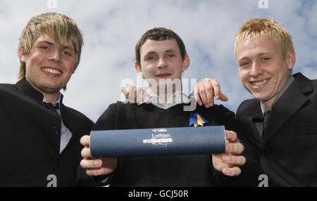 Junge Männer für Tapferkeit ausgezeichnet Stockfoto