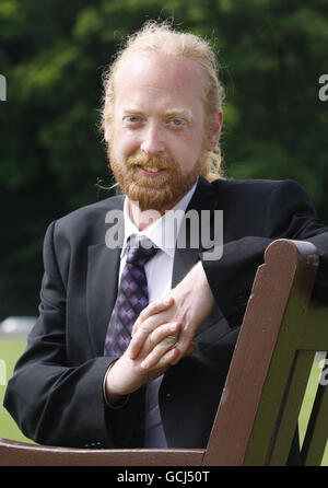 Jonathan Anderson, der während einer Zeremonie im Fettes Polizeihauptquartier in Edinburgh einen Verdienstpreis von Lothian und Borders Police erhielt, nachdem er in der Wohnung seiner Nachbarn ein Feuer auslöste. Stockfoto