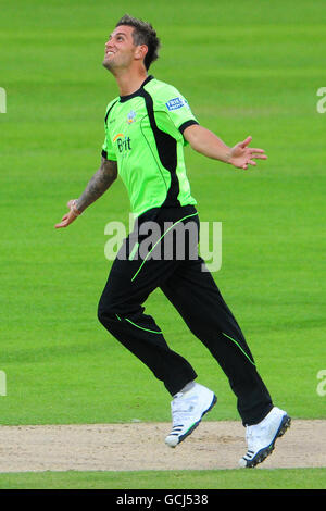 Cricket - Friends Provident Twenty20 - Surrey V Essex - The Brit Oval. Surrey's Jade Dernbach feiert die Einnahme des Wickens von Essex's Ravi Bopara Stockfoto