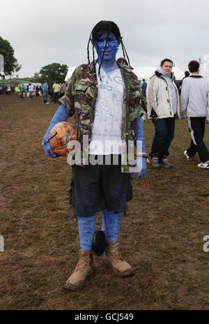 Festivalbesucher kommen am Ort des Isle of Wight Festivals im Seaclose Park in Newport an. Stockfoto