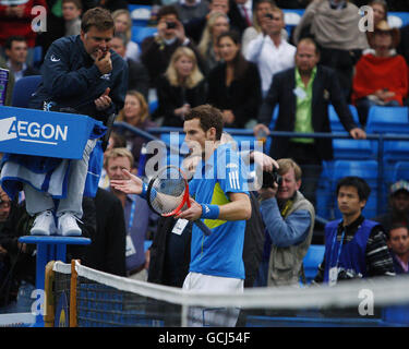 Andy Murray aus Großbritannien argumentiert mit dem Schiedsrichter Lars Graff, als schlechtes Licht während der AEGON Championships im Queen's Club in London aufhört zu spielen. Stockfoto