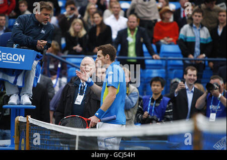 Andy Murray aus Großbritannien argumentiert mit dem Schiedsrichter Lars Graff, als schlechtes Licht während der AEGON Championships im Queen's Club in London aufhört zu spielen. Stockfoto