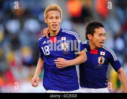 Fußball - FIFA Fußball-Weltmeisterschaft Südafrika 2010 - Gruppe E - Japan / Kamerun - Free State Stadium. Der japanische Keisuke Honda (links) feiert mit Teamkollege Yuto Nagatomo (rechts), nachdem er das erste Tor des Spiels erzielt hat Stockfoto