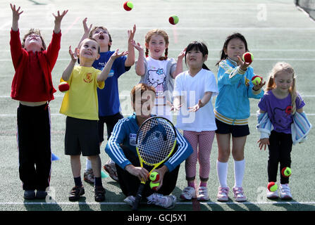 Judy Murray, Mutter des Tennisspielers Andy, duirng Training Session mit lokalen Schulkindern von Sciennes Primary in Edinburgh. Stockfoto