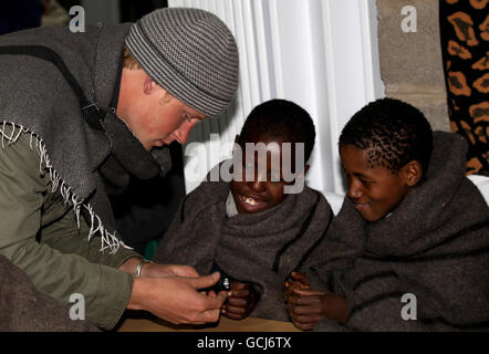 SEMONKONG, LESOTHO - JUNI 16: Prinz Harry trifft Kinder an der St. Leonard's Herd Boy School am 16. Juni 2010 in Semonkong, Lesotho. Die beiden Prinzen sind auf einer gemeinsamen Reise nach Afrika, die Botswana, Lesotho und schließlich Südafrika einführt. Während dieser Zeit werden sie eine Reihe von Projekten besuchen, die von ihren jeweiligen Wohltätigkeitsorganisationen Sentebale (Prince Harry) und Tusk Trust (Prince William) unterstützt werden. Die Reise wird ihren Höhepunkt mit den Brüdern beobachten die England gegen Algerien WM-Spiel in Kapstadt. Stockfoto