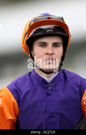 Jockey Nicky Mackay vor seiner Fahrt auf Raptor in Das Polypipe-Handicap Stockfoto