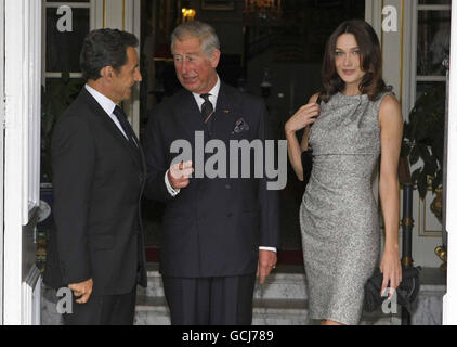 Der Prinz von Wales begrüßt den französischen Präsidenten Nicolas Sarkozy und seine Frau Carla Bruni im Clarence House, London, während des Besuchs des Präsidenten anlässlich des 70. Jahrestages der Radiosendung von General Charles de Gaulle, die seine Nation auffordert, sich der Nazi-Besetzung Frankreichs zu widersetzen. Stockfoto