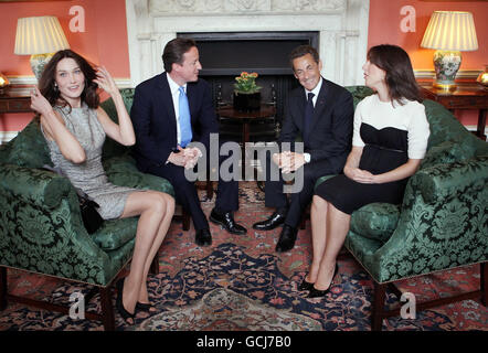 Der britische Premierminister David Cameron (zweiter links), seine Frau Samantha (rechts), der französische Präsident Nicolas Sarkozy (zweiter rechts) und seine Frau Carla Bruni (links) treffen sich in der Downing Street 10 in London. Stockfoto