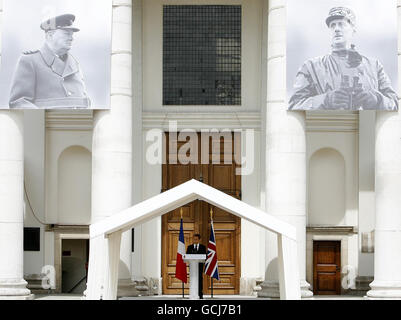 Der französische Präsident Nicolas Sarkozy wird von Bildern des britischen Führers Winston Churchill und des französischen Generals Charles de Gaulle dominiert und hält eine Rede während seines Besuchs im Royal Hospital Chelsea in London. Stockfoto