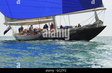 Segeln - JP Morgan Asset Management rund um die Insel Rennen - Praxis - Cowes. Die Crew der J-Klasse-Yacht Velsheda übt im Solent vor der morgigen JP Morgan Asset Management Round the Island Race. Stockfoto