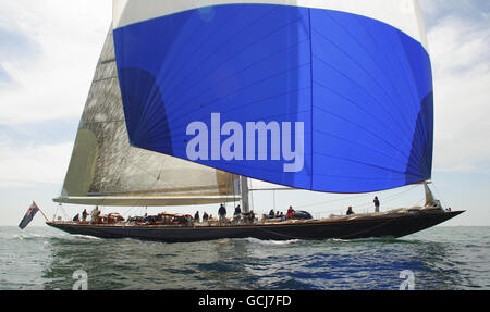 Segeln - JP Morgan Asset Management rund um die Insel Rennen - Praxis - Cowes. Die Crew der J-Klasse-Yacht Velsheda übt im Solent vor der morgigen JP Morgan Asset Management Round the Island Race. Stockfoto