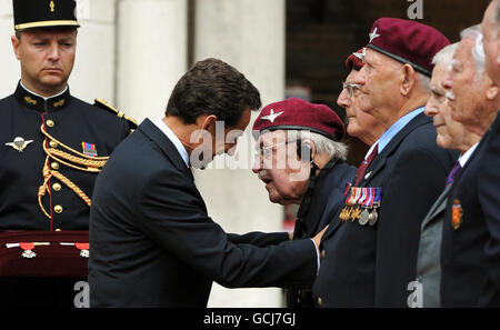 Der französische Präsident Nicolas Sarkozy (2. Links) gratuliert, bevor er Walter Freegard (Mitte) während einer Parade im Royal Hospital Cheslea in London die Legion de Honeur übergab. Stockfoto