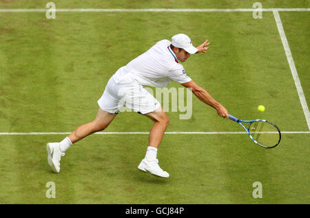 Der US-Amerikaner Andy Roddick tritt am ersten Tag der Wimbledon Championships 2010 im All England Lawn Tennis Club, Wimbledon, gegen den US-Amerikaner Rajeev RAM in Aktion. Stockfoto