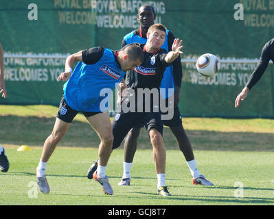 Joe Cole aus England (links), Steven Gerrard und Emile Heskey (hinten) während einer Trainingseinheit im Royal Bafokeng Sports Complex, Rustenburg, Südafrika. Stockfoto