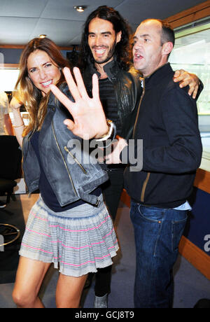 Russell Brand (Mitte) mit Lisa Snowdon und Johnny Vaughan, nachdem er mit den Radiomoderatoren auf ihrer Show 'Capital Breakfast with Johnny and Lisa' im Londoner Sender, 95.8 Capital FM, zusammen war. Stockfoto