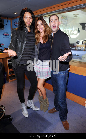 Russell Brand mit Lisa Snowdon und Johnny Vaughan, nachdem er die Radiomoderatoren in ihrer Show 'Capital Breakfast with Johnny and Lisa' im Londoner Sender 95.8 Capital FM begleitet hatte. Stockfoto