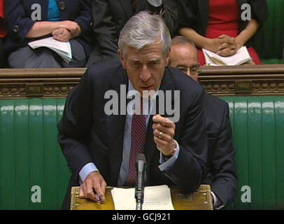 Der stellvertretende Schattenpräsident Jack Straw während der Fragestunde des stellvertretenden Premierministers im Unterhaus, Westminster, im Zentrum von London. Stockfoto