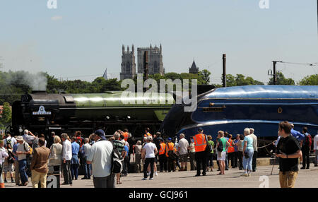 Dampfenthusiasten versammeln sich im National Railway Museum (NRM) in York, als Tornado (links) die erste Dampflokomotive, die in Großbritannien seit fünfzig Jahren gebaut wird, im Museum ankommt, wo sie mit Mallard verbunden wird, bevor sie den berühmten Motor die East Coast Main Line hinauf schleppt Shildon, County Durham, wo Mallard im Locomotion, dem Schwestermuseum des NRM, ausgestellt wird. Stockfoto