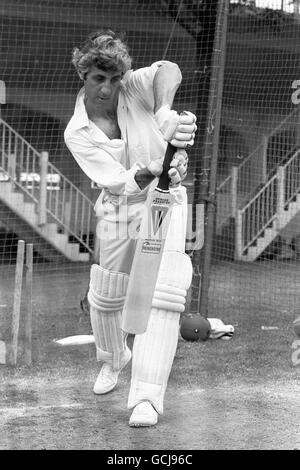 Cricket - The Ashes - zweiter Test - England gegen Australien - Lord's. Mike Brearley übt in den Netzen bei Lord's, nachdem er nach Ian Bothams Rücktritt zum neuen englischen Kapitän ernannt wurde. Stockfoto