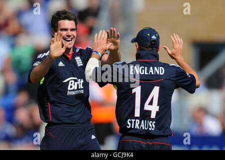 Cricket - NatWest Series - Second One Day International - England gegen Australien - SWALEC Stadium. Der englische James Anderson feiert das Dickicht des australischen Mike Hussey Stockfoto