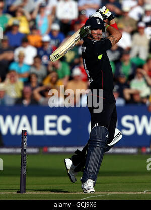 Cricket - NatWest Series - Second One Day International - England gegen Australien - SWALEC Stadium. Der englische Kevin Pietersen schlägt während des Second One Day International im SWALEC Stadium, Cardiff, Wales. Stockfoto