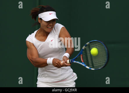 Tennis - Wimbledon Championships 2010 - Tag 4 - All England Lawn Tennis und Croquet Club. Chinas Na Li in Aktion gegen Japans Kurumi Nara Stockfoto