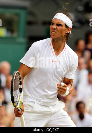 Der Spanier Rafael Nadal feiert am vierten Tag der Wimbledon Championships 2010 im All England Lawn Tennis Club, Wimbledon, gegen den Niederländer Robin Haase. Stockfoto