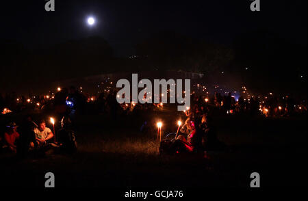 Glastonbury Festival 2010 - Allgemeine Ansichten. Nachtschwärmer entspannen im Stone Circle Field während des Glastonbury Festival 2010 auf der Worthy Farm in Pilton, Somerset. Stockfoto