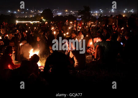 Glastonbury Festival 2010 - Allgemeine Ansichten. Nachtschwärmer entspannen im Stone Circle Field während des Glastonbury Festival 2010 auf der Worthy Farm in Pilton, Somerset. Stockfoto