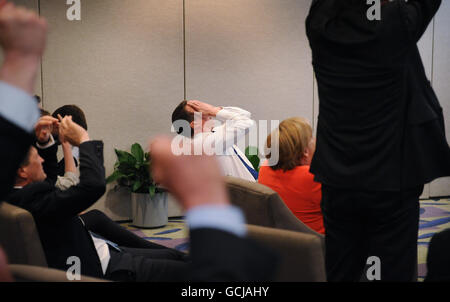 Premierminister David Cameron beobachtet heute das England-Deutschland-WM-Spiel mit Bundeskanzlerin Angela Merkel beim G20-Gipfel in Toronto, Kanada. Stockfoto