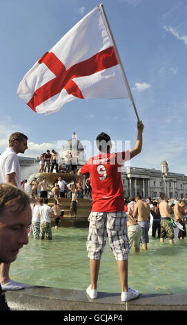 Fußball - FIFA Fußball-Weltmeisterschaft Südafrika 2010 - Anhänger in England - London. England-Fans im Brunnen am Trafalgar Square, London, nach Englands Niederlage gegen Deutschland. Stockfoto