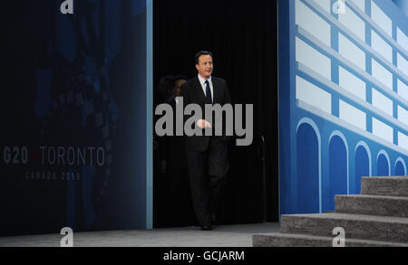 Premierminister David Cameron führt die Staats- und Regierungschefs der G20 dazu, am letzten Tag des G20-Gipfels in Toronto, Kanada, für ein "Familienfoto" zu posieren. Stockfoto