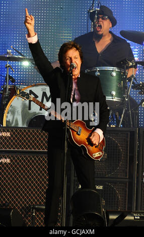 NUR FÜR REDAKTIONELLE ZWECKE, KEINE WERBEARTIKEL, NUR FÜR EINEN MONAT. Sir Paul McCartney spielt auf der Bühne des Hard Rock Calling Festivals im Hyde Park, London. Stockfoto