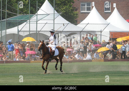 Prince Harry tritt während des 3. Jährlichen Veuve Clicquot Polo Classic auf Governors Island in New York City an. Stockfoto