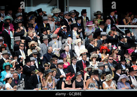 Hut und Schwanz werden während des Investec Derby Festivals auf der Epsom Downs Racecourse in Surrey auf der Haupttribüne getragen Stockfoto