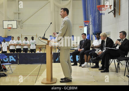 Kultursekretär Jeremy Hunt spricht, beobachtet von (links - rechts) Olympiasekretär Hugh Robertson, Denise Lewis, dem Londoner Bürgermeister Boris Johnson und dem Schulsekretär Michael Gove im City of London Academy Sports Center, um die National School Sport Week anzukündigen. DRÜCKEN SIE VERBANDSFOTO. Bilddatum: Montag, 28. Juni 2010. Bildnachweis sollte lauten: Tim Ireland/PA Wire Stockfoto