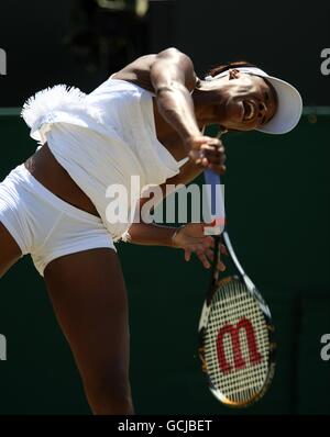 Tennis - Wimbledon Championships 2010 - Tag Sieben - All England Lawn Tennis und Croquet Club. Die US-Amerikanerin Venus Williams steht gegen die Australier Jarmila Groth Stockfoto