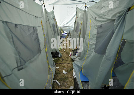 Das Innere eines riesigen Zeltes, das auf dem Campingplatz Glastonbury verlassen wurde, als die Säuberungsaktion nach dem Glastonbury Festival auf dem würdigen Bauernhof Somerset beginnt. DRÜCKEN Sie VERBANDSFOTO. Bilddatum: Montag, 28. Juni 2010. Bildnachweis sollte lauten: Ben Birchall / PA Wire Stockfoto