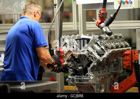 Ein Ingenieur, der an einem Jaguar V8-Motor im Ford-Motorenwerk in der Nähe von Bridgend, Südwales, arbeitet. Stockfoto