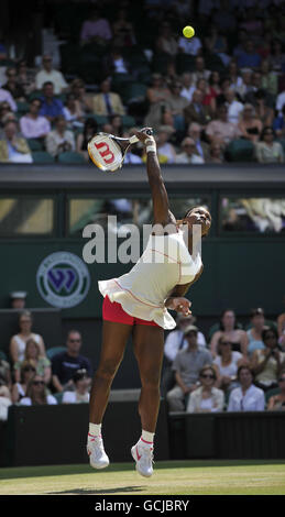 Die US-Amerikanerin Serena Williams im Einsatz gegen die Russin Maria Sharapova am 7. Tag der Wimbledon Championships 2010 im All England Lawn Tennis Club, Wimbledon. Stockfoto
