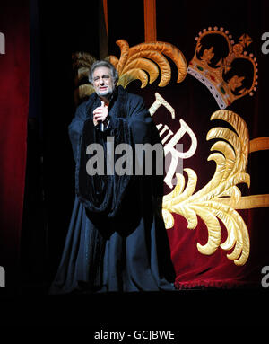 Placido Domingo nimmt einen Vorhang auf, nachdem er in Verdis Simon Boccanegra im Royal Opera House in London auftrat - seine 225. Vorstellung an diesem berühmten Veranstaltungsort. Der spanische Tenor sang in Barriton, wie es die Rolle fordert. Stockfoto