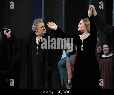 Placido Domingo nimmt einen Vorhang mit der russischen Sopranistin Marina Poplavskaya, nachdem er in Verdis Simon Boccanegra am Royal Opera House in London auftrat - seine 225. Aufführung am berühmten Veranstaltungsort. Der spanische Tenor gesungen in Barriton, wie es die Rolle verlangt. Stockfoto