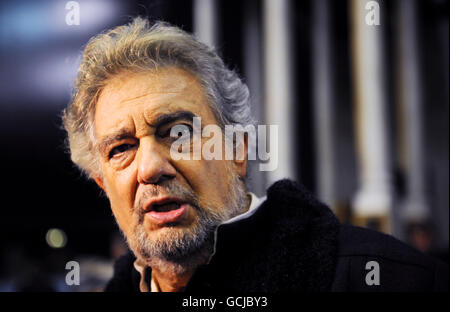 Placido Domingo hinter der Bühne, nachdem er in Verdis Simon Boccanegra am Royal Opera House in London auftrat - seine 225. Aufführung am berühmten Veranstaltungsort. Der spanische Tenor gesungen in Barriton, wie es die Rolle verlangt. DRÜCKEN Sie VERBANDSFOTO. Bilddatum: Dienstag, 29. Juni 2010. Bildnachweis sollte lauten: Fiona Hanson/PA Wire Stockfoto