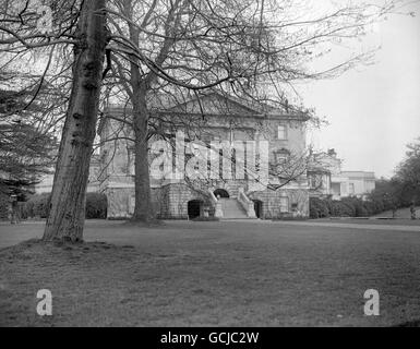 DIE HOCHZEIT DES HERZOGS VON YORK UND LADY ELIZABETH BOWES-LYON, 20. APRIL 1932: WHITE LODGE, RICHMOND, LONDON, DIE NACH IHRER HEIRAT EINES DER WOHNSITZE DES HERZOGS VON YORK UND SEINER BRAUT BILDEN WIRD. Stockfoto