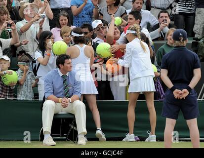 Anna Kournikova (rechts) und Martina Hingis (links) unterschreiben Autogramme für Die Fans nach ihrem Ladies Invitation Double Match gegen Anne Hobbs Und Samantha Smith Stockfoto