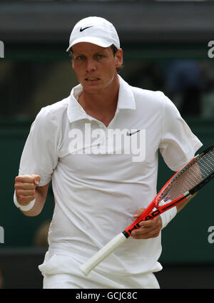 Tschechische Republik Tomas Berdych feiert am 9. Tag der Wimbledon Championships 2010 im All England Lawn Tennis Club in Wimbledon gegen den Schweizer Roger Federer. Stockfoto